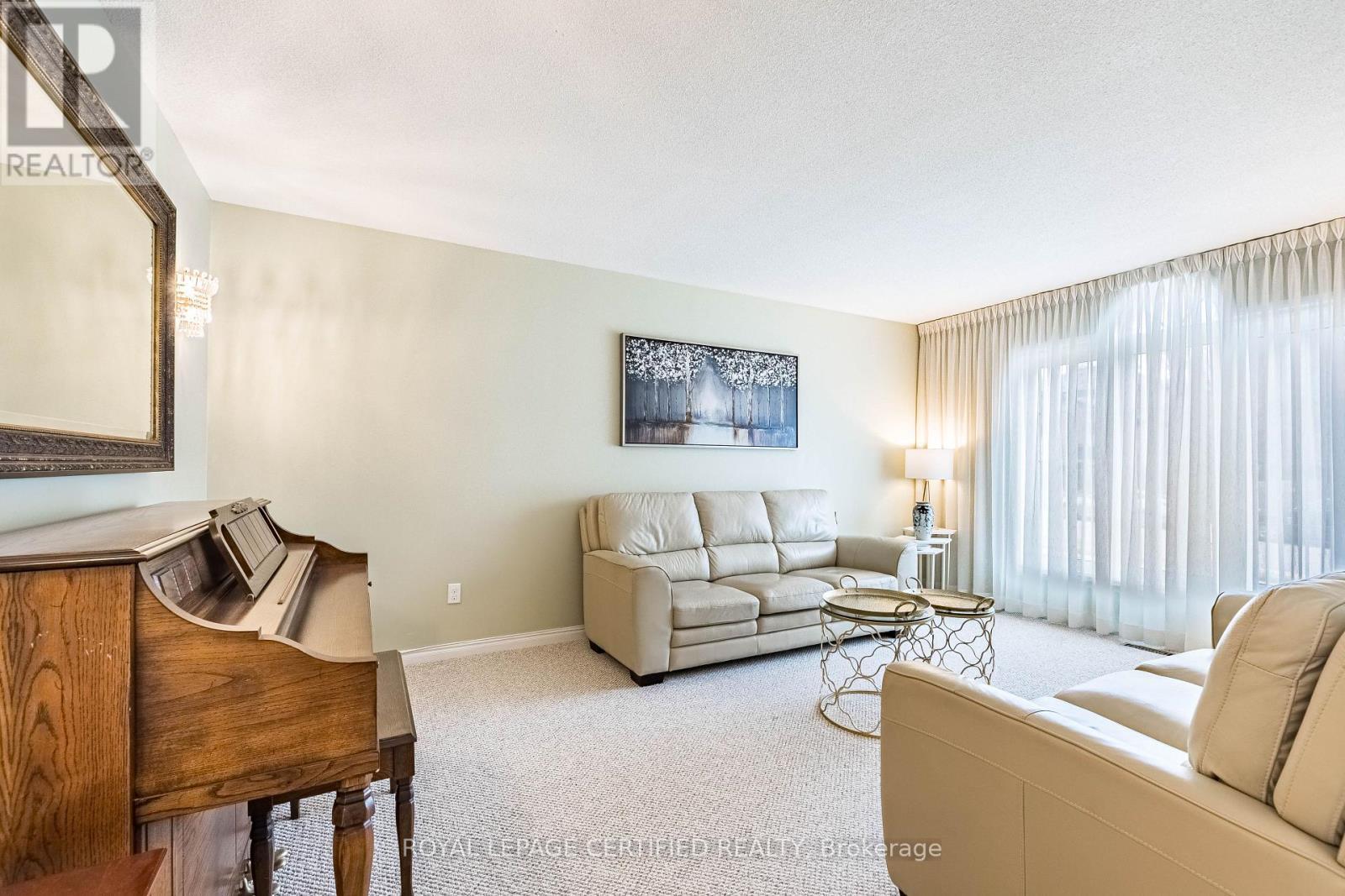 48 Fernbrook Crescent, Brampton, ON - Indoor Photo Showing Living Room