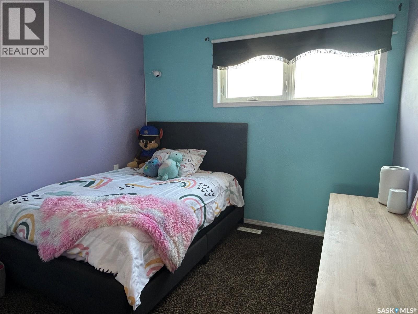 488 Willow Bay, Estevan, SK - Indoor Photo Showing Bedroom