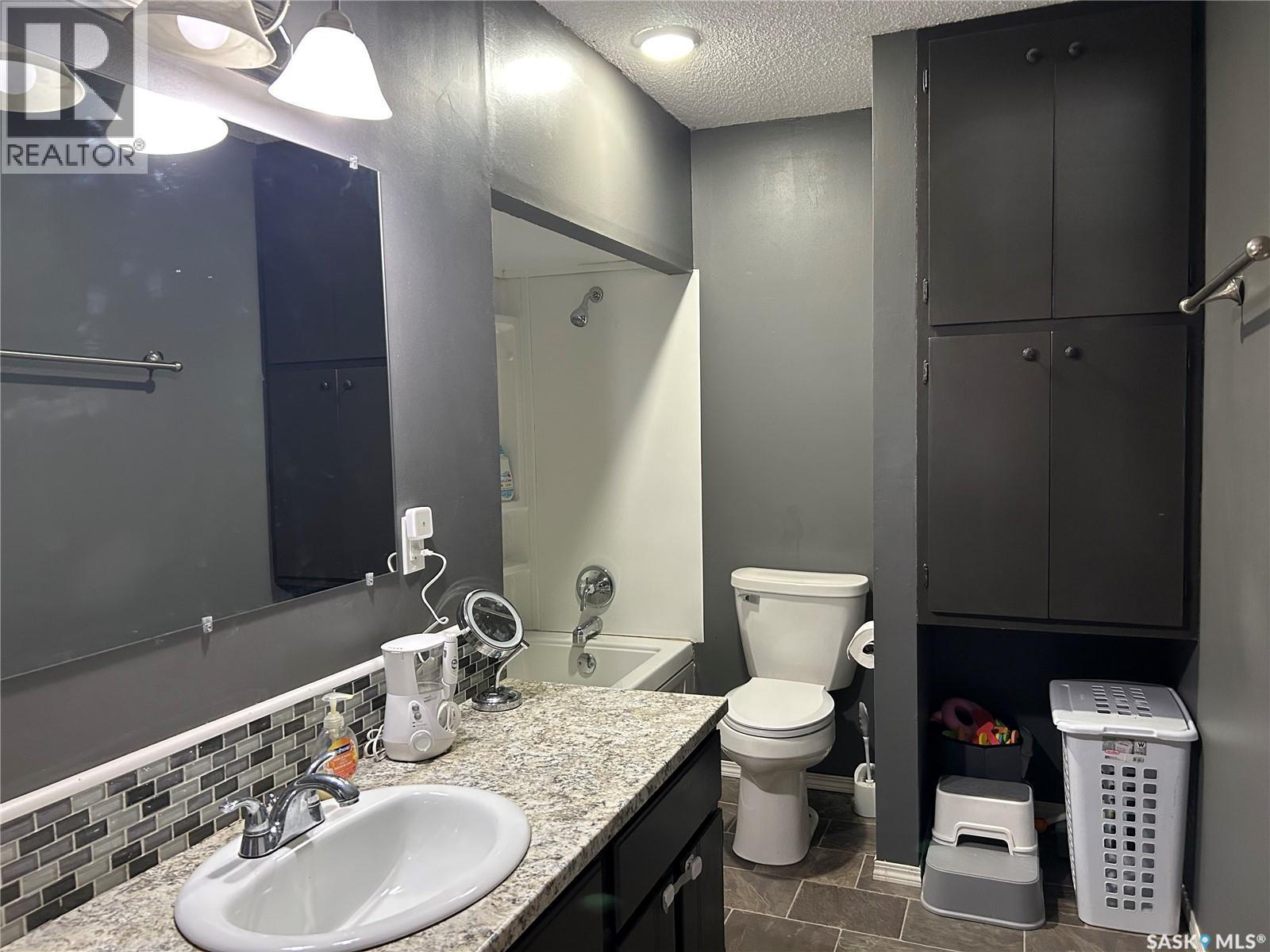 488 Willow Bay, Estevan, SK - Indoor Photo Showing Bathroom