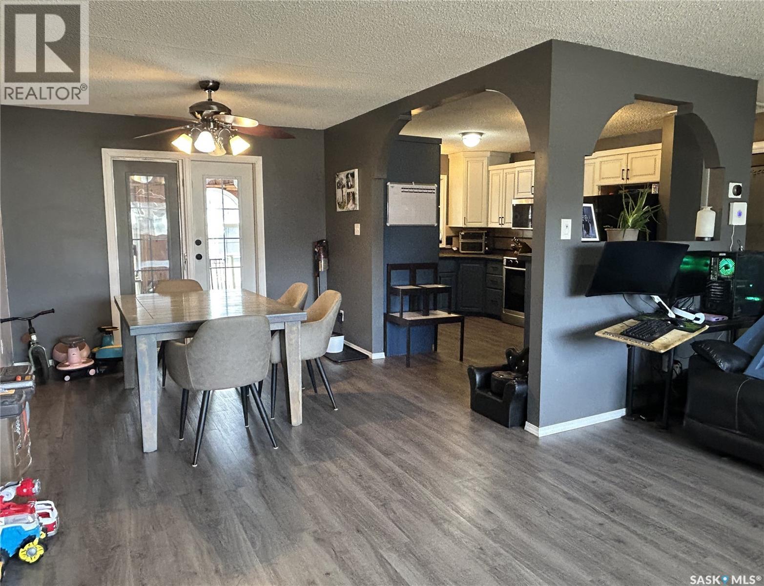 488 Willow Bay, Estevan, SK - Indoor Photo Showing Dining Room