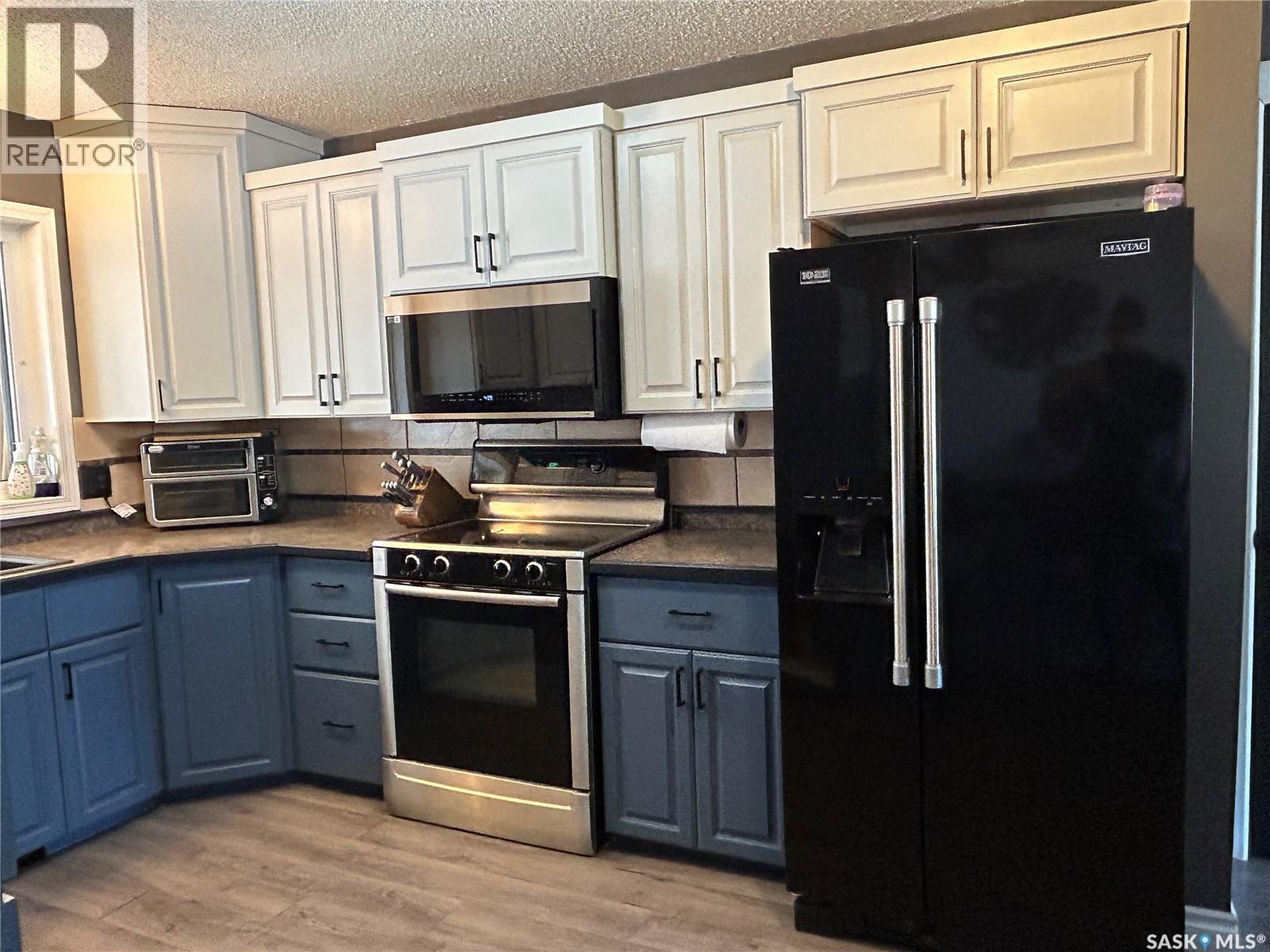 488 Willow Bay, Estevan, SK - Indoor Photo Showing Kitchen