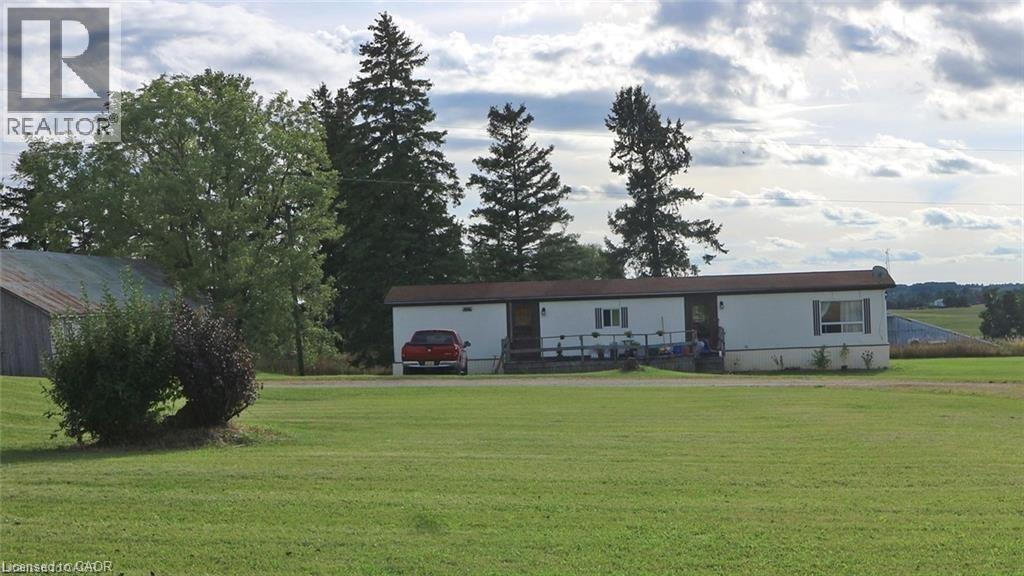 View of front of house with a front yard - 2265 Snyder'S Road E, Kitchener, ON
