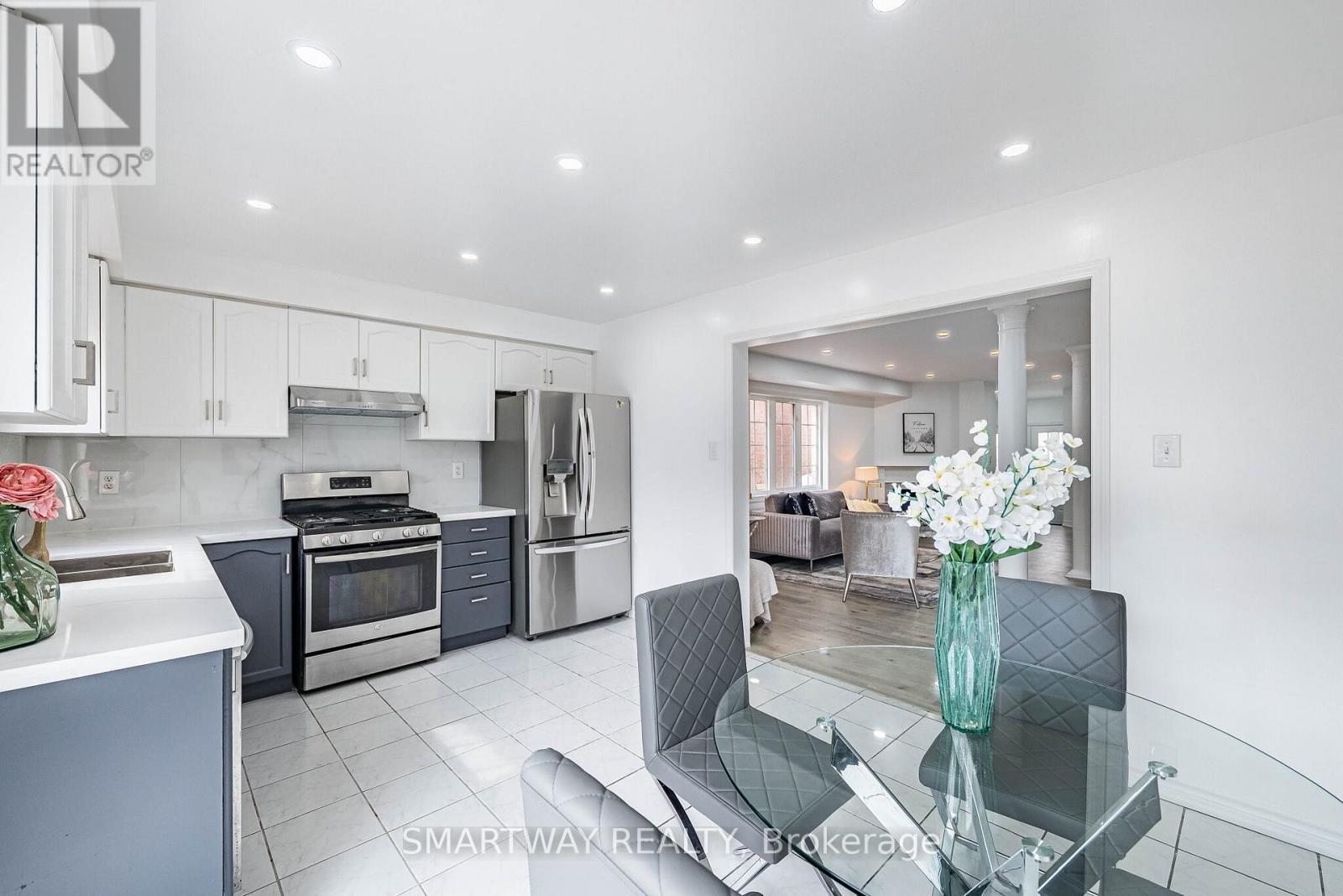36 Native Landing, Brampton, ON - Indoor Photo Showing Kitchen With Upgraded Kitchen