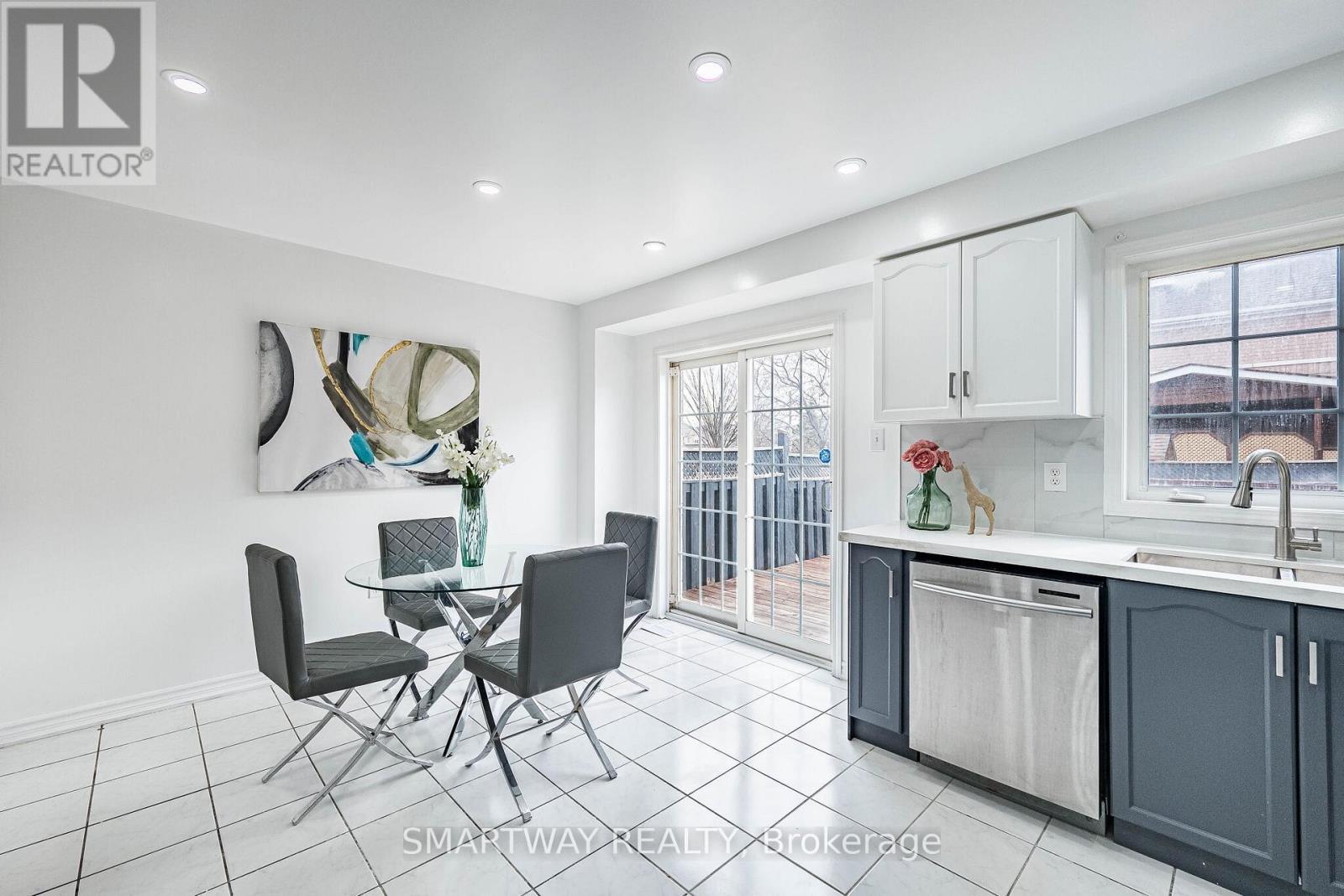 36 Native Landing, Brampton, ON - Indoor Photo Showing Kitchen With Upgraded Kitchen