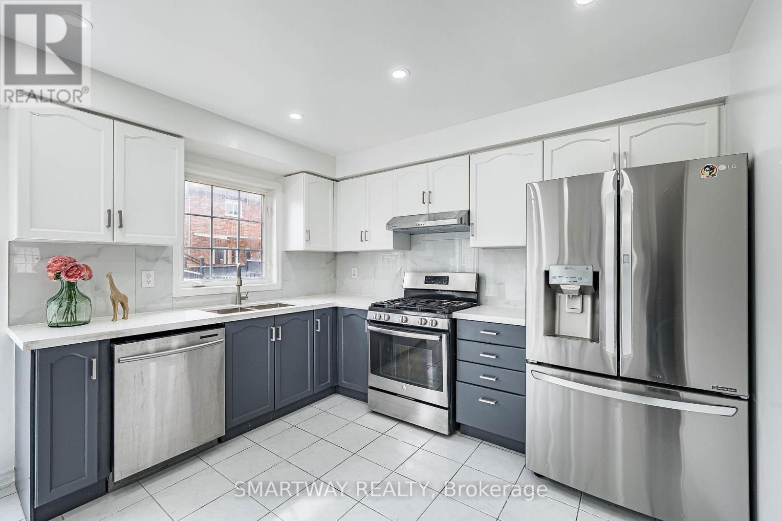 36 Native Landing, Brampton, ON - Indoor Photo Showing Kitchen With Upgraded Kitchen