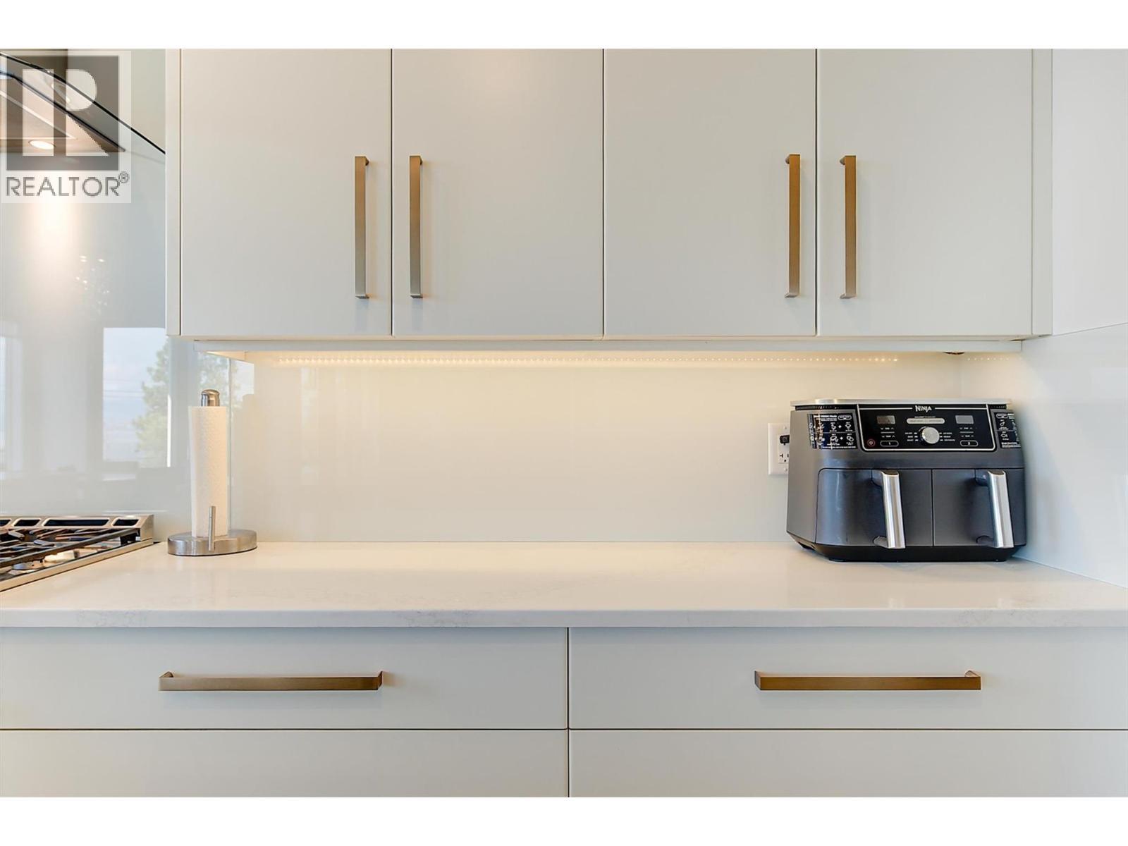 3961 Beachview Drive E, West Kelowna, BC - Indoor Photo Showing Kitchen