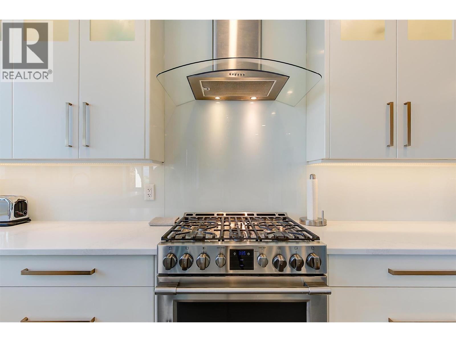 3961 Beachview Drive E, West Kelowna, BC - Indoor Photo Showing Kitchen
