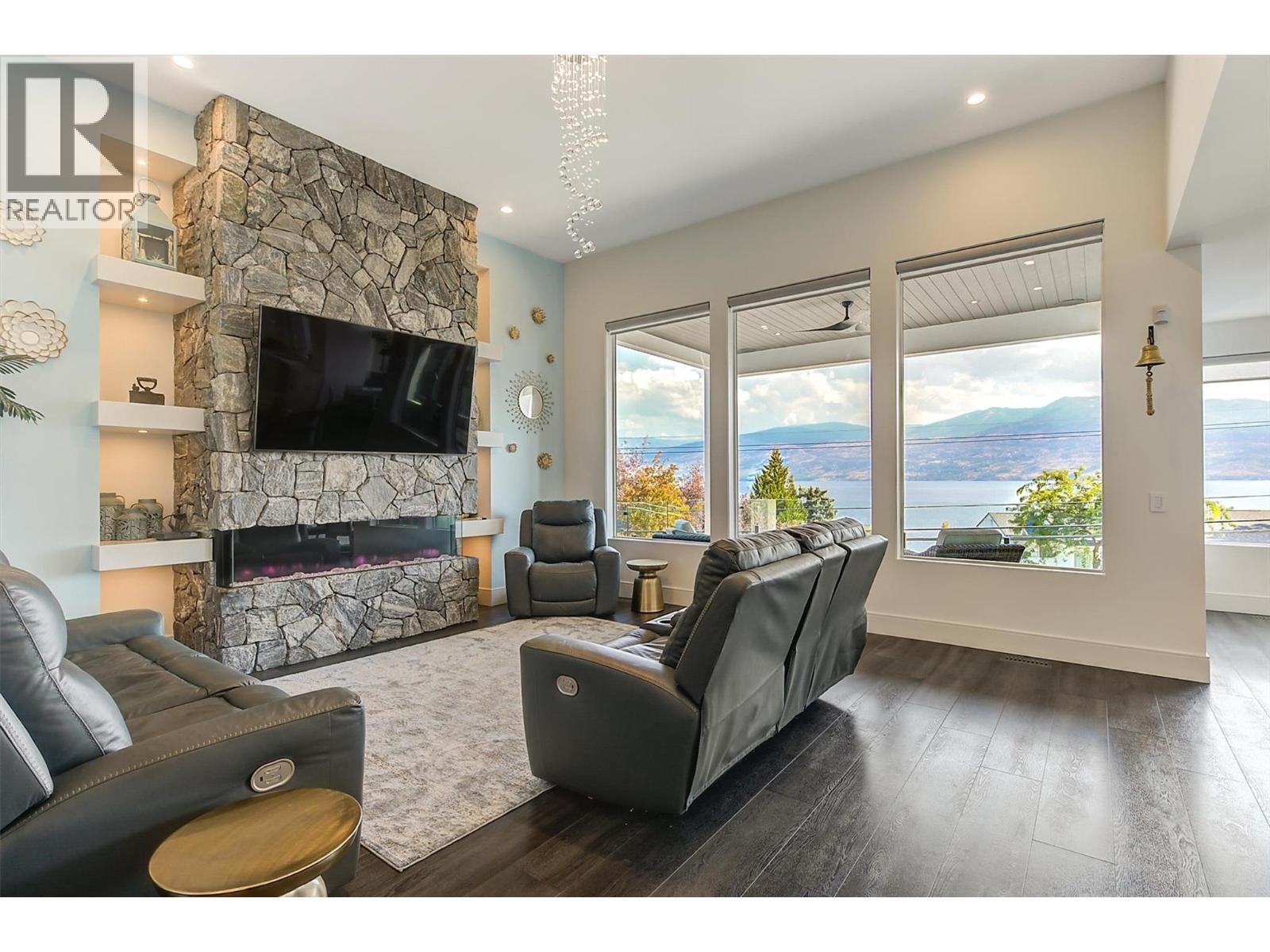 3961 Beachview Drive E, West Kelowna, BC - Indoor Photo Showing Living Room With Fireplace