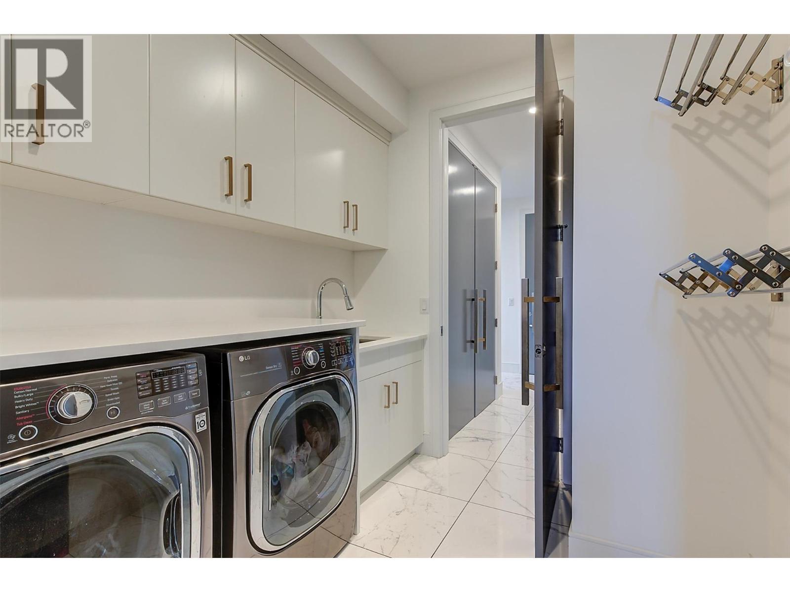 3961 Beachview Drive E, West Kelowna, BC - Indoor Photo Showing Laundry Room