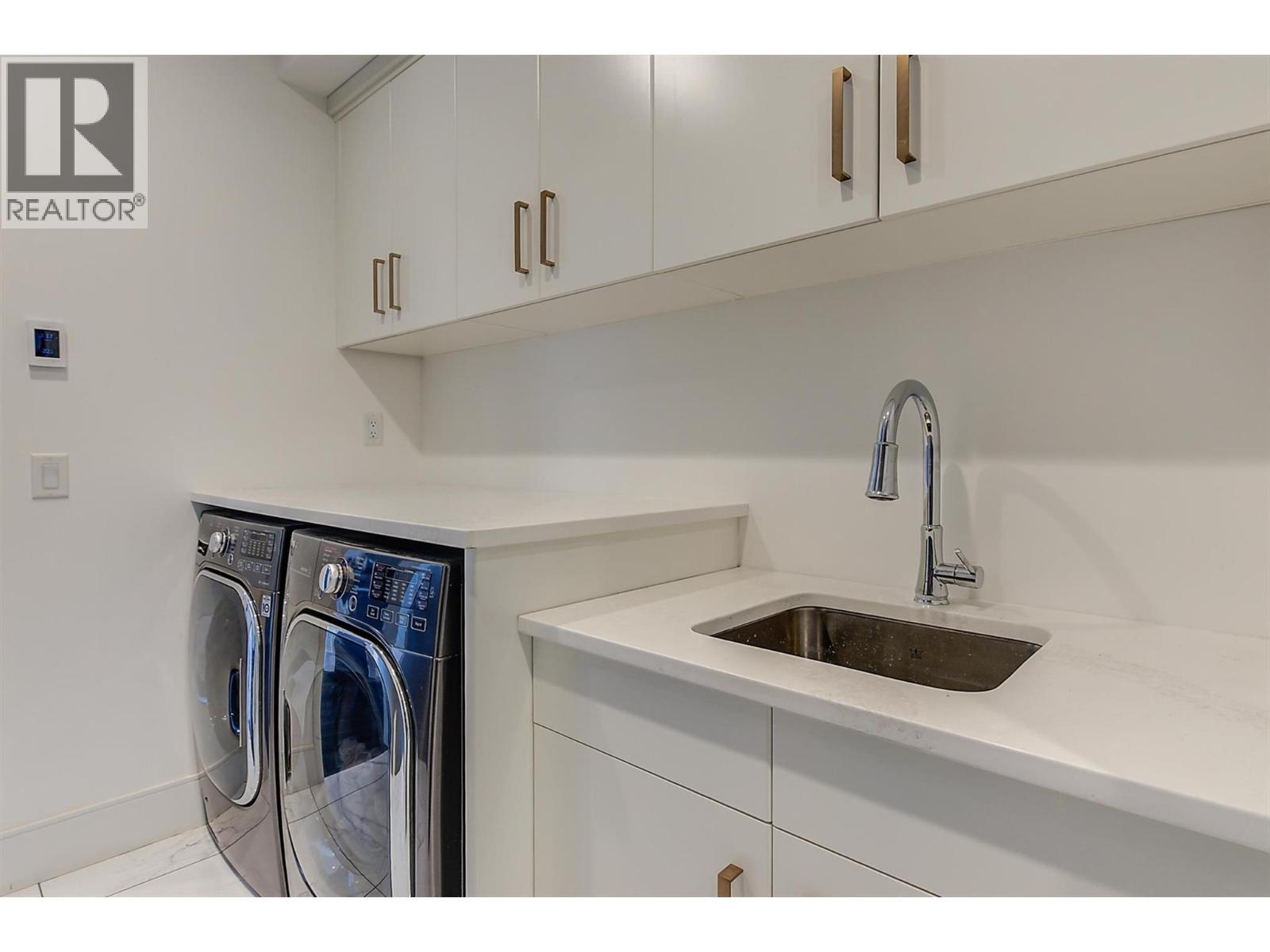 3961 Beachview Drive E, West Kelowna, BC - Indoor Photo Showing Laundry Room