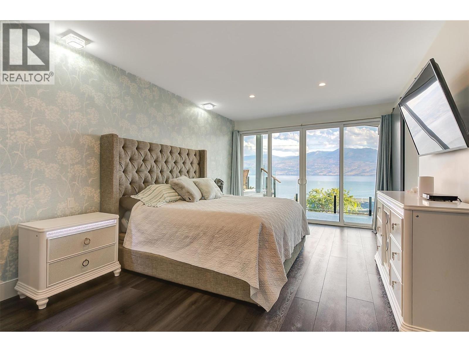 3961 Beachview Drive E, West Kelowna, BC - Indoor Photo Showing Bedroom