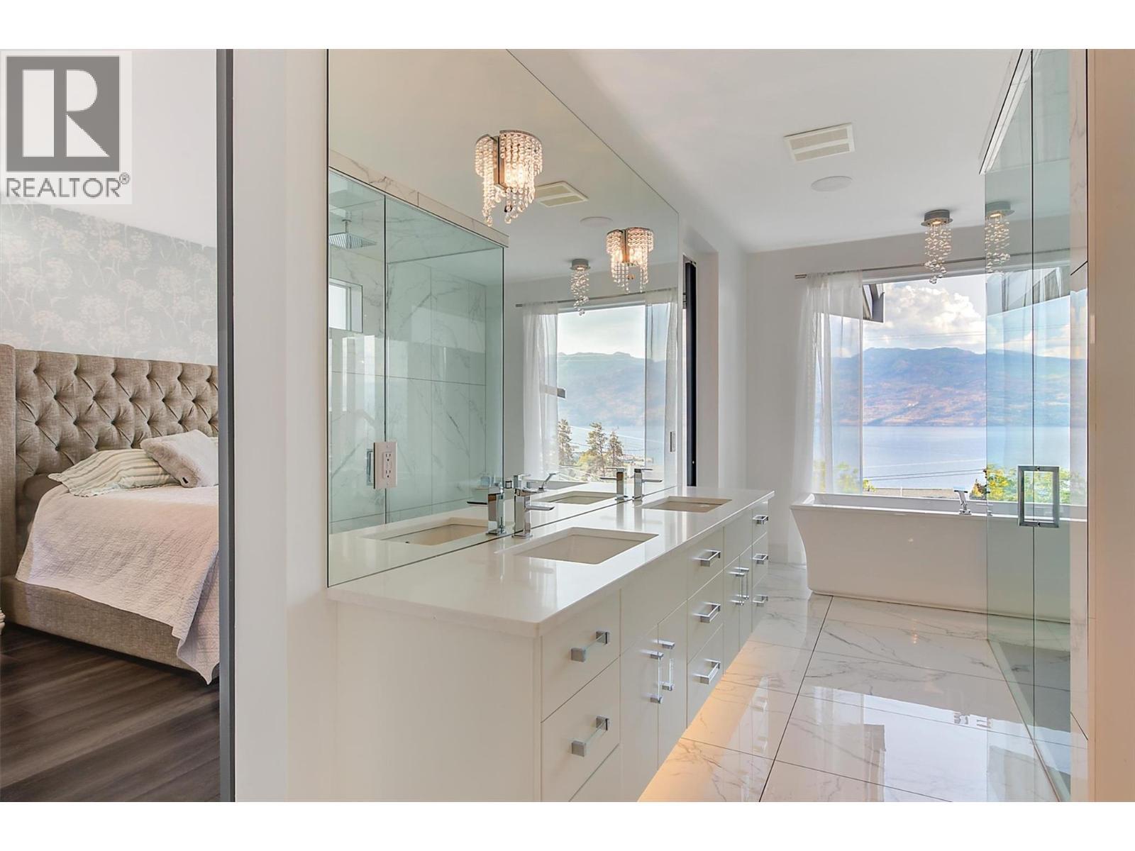 3961 Beachview Drive E, West Kelowna, BC - Indoor Photo Showing Bathroom