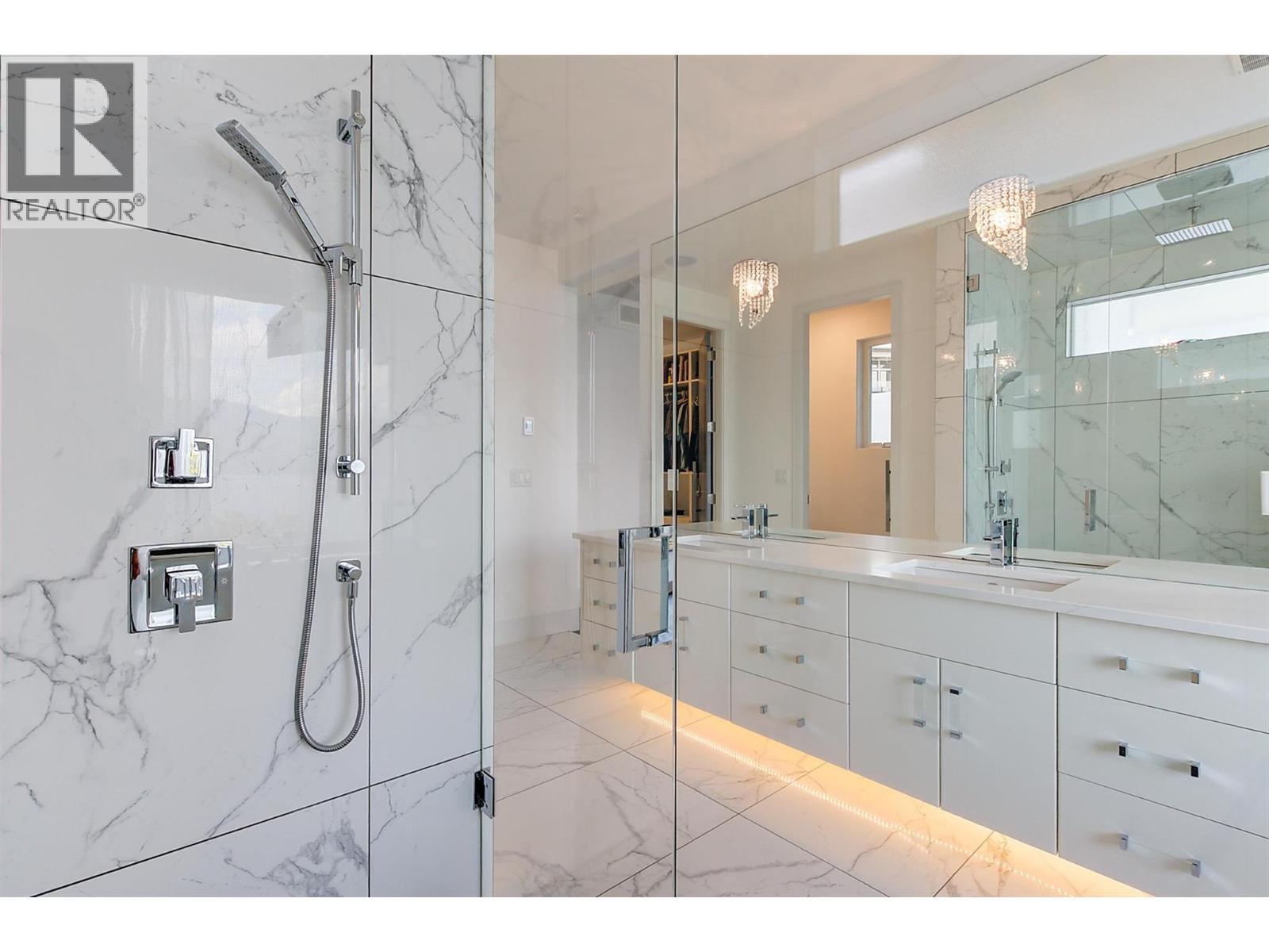 3961 Beachview Drive E, West Kelowna, BC - Indoor Photo Showing Bathroom