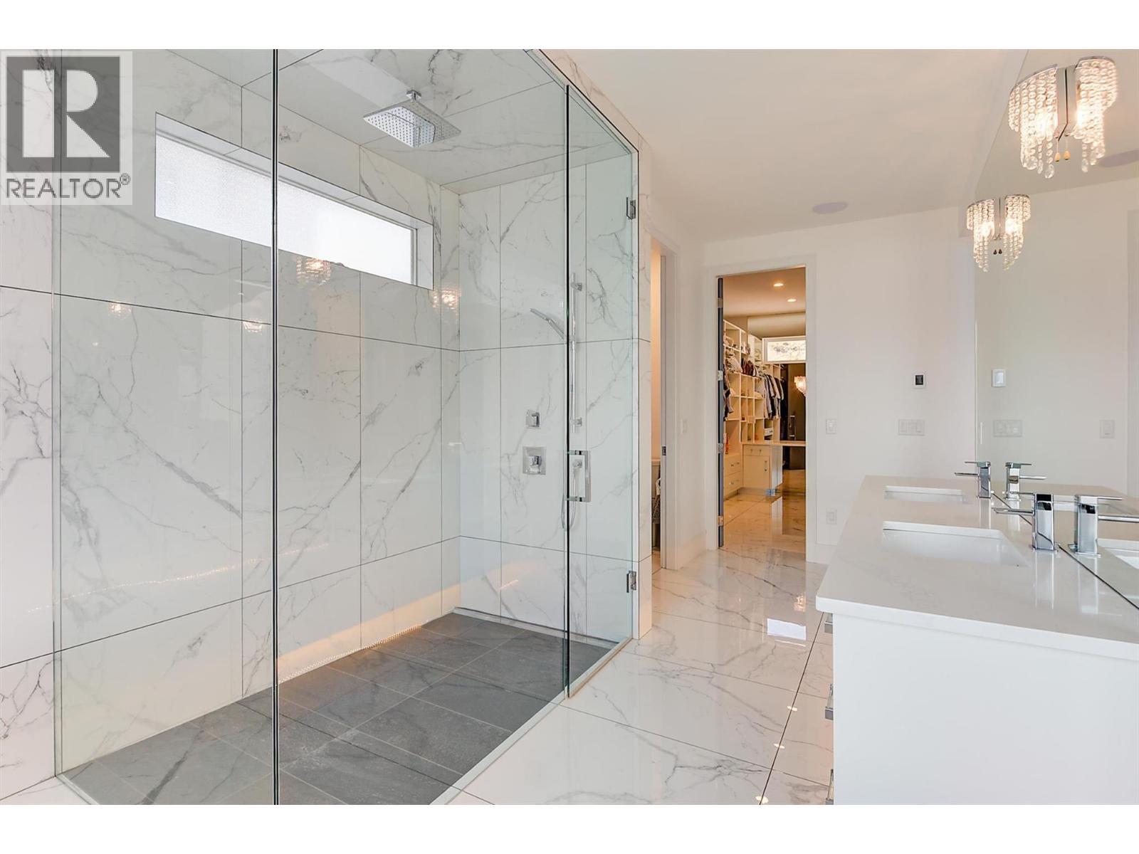 3961 Beachview Drive E, West Kelowna, BC - Indoor Photo Showing Bathroom