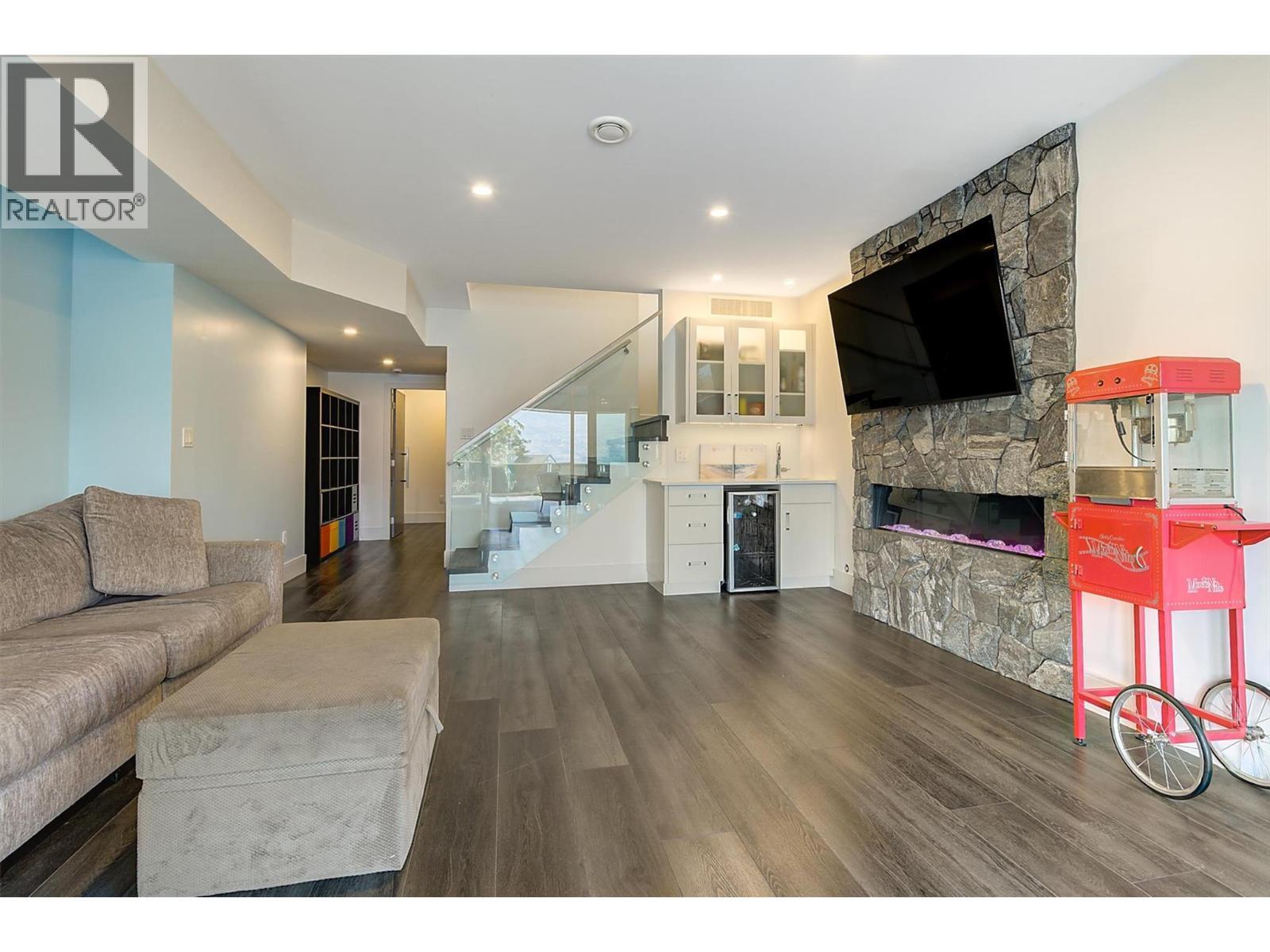 3961 Beachview Drive E, West Kelowna, BC - Indoor Photo Showing Living Room With Fireplace