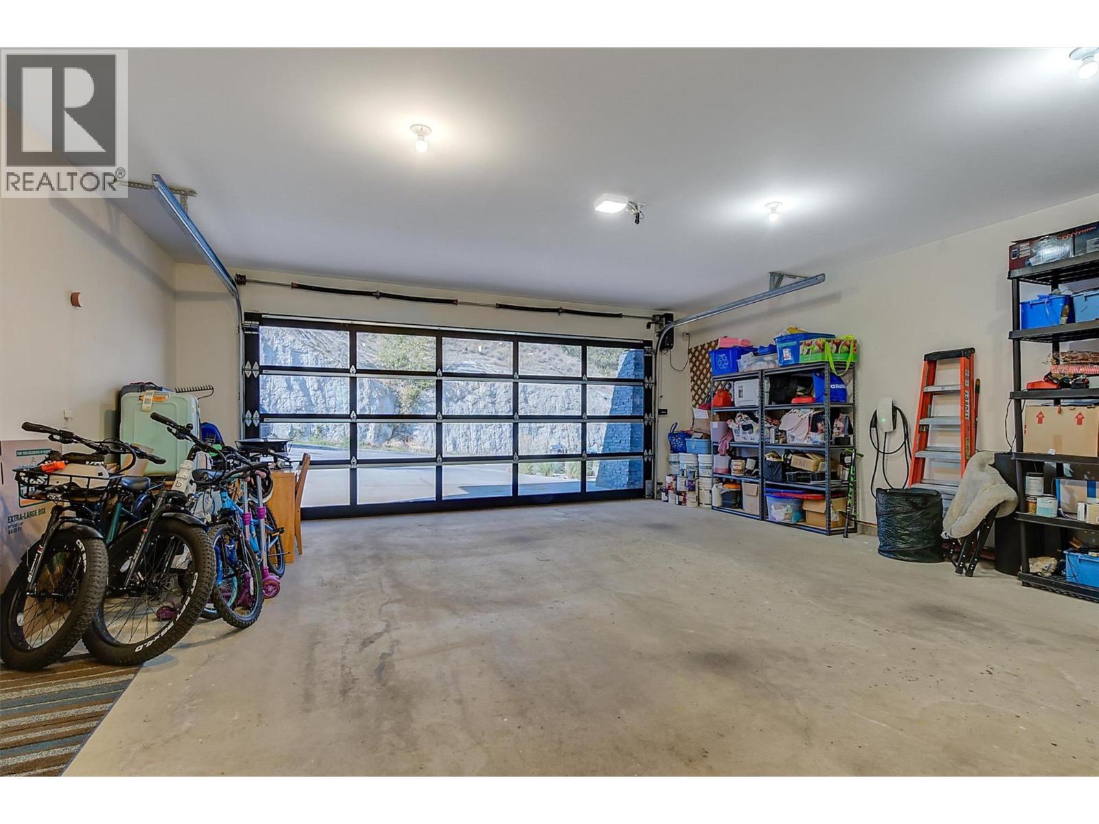 3961 Beachview Drive E, West Kelowna, BC - Indoor Photo Showing Garage