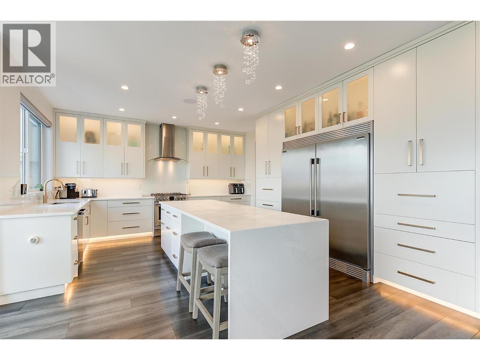 3961 Beachview Drive E, West Kelowna, BC - Indoor Photo Showing Kitchen With Upgraded Kitchen