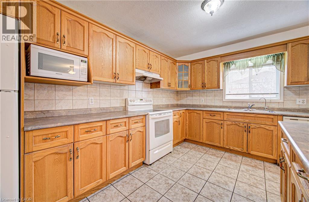 93 Edgemere Drive, Cambridge, ON - Indoor Photo Showing Kitchen With Double Sink
