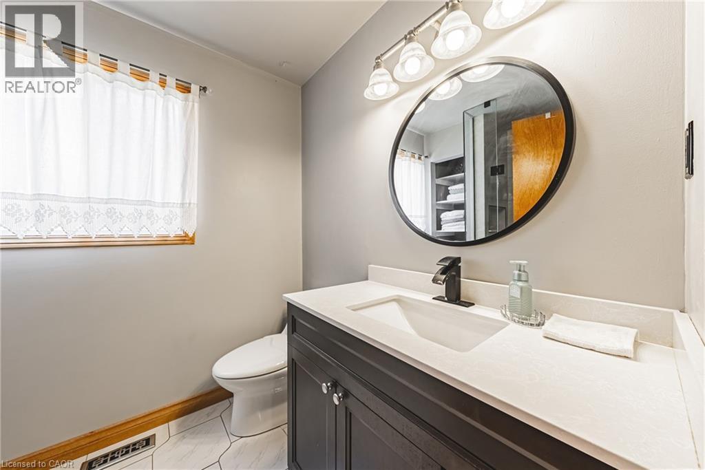 19 Glenhaven Court, Hamilton, ON - Indoor Photo Showing Bathroom