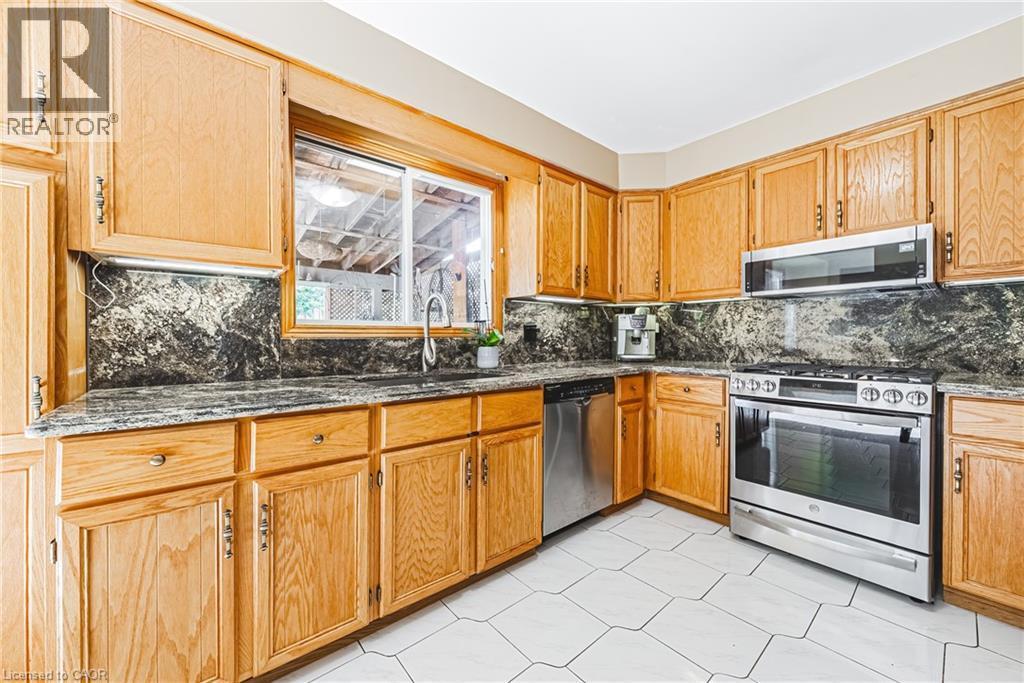 19 Glenhaven Court, Hamilton, ON - Indoor Photo Showing Kitchen With Double Sink
