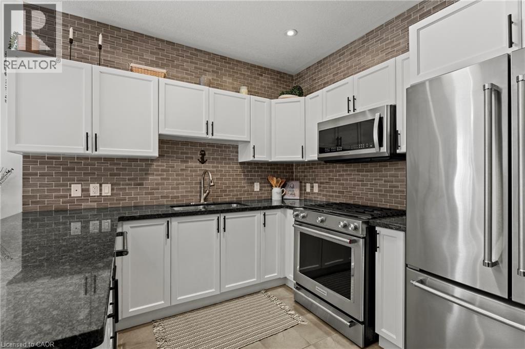 292 Keystone Crescent, Hamilton, ON - Indoor Photo Showing Kitchen With Double Sink With Upgraded Kitchen