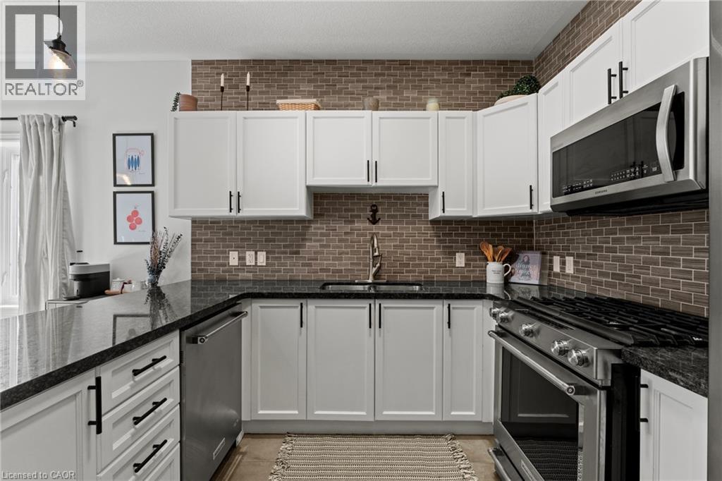 292 Keystone Crescent, Hamilton, ON - Indoor Photo Showing Kitchen With Double Sink With Upgraded Kitchen