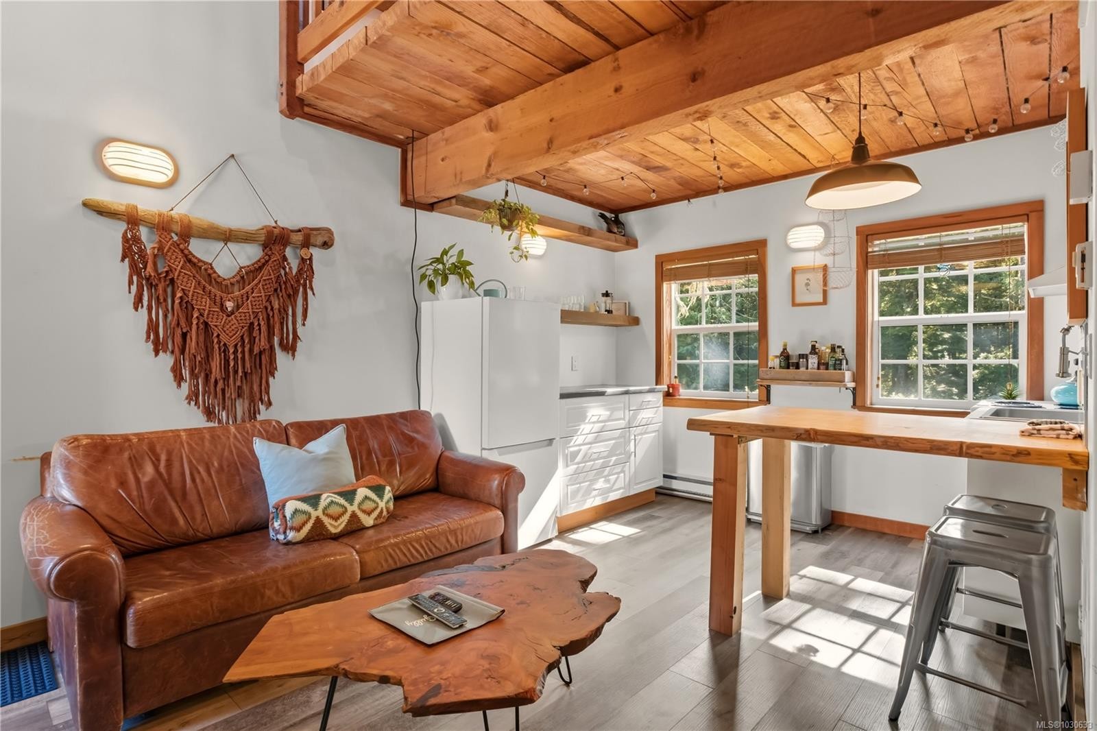 19-1002 Peninsula Rd, Ucluelet, BC - Indoor Photo Showing Living Room