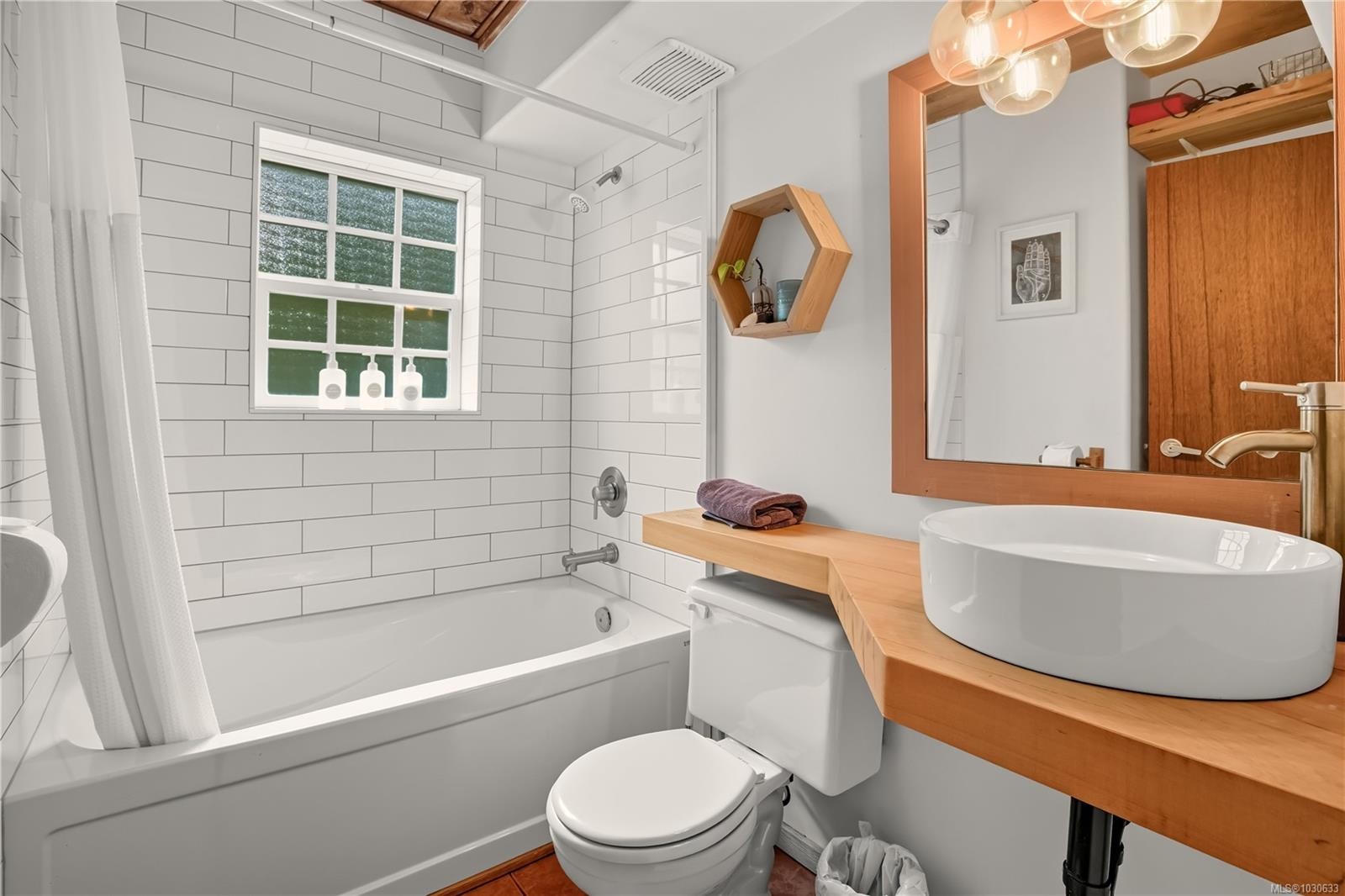 19-1002 Peninsula Rd, Ucluelet, BC - Indoor Photo Showing Bathroom