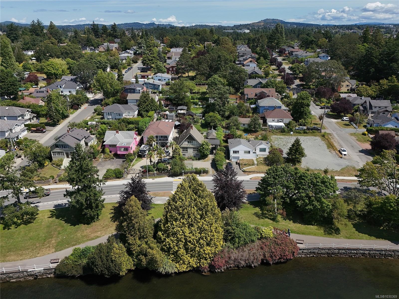 566 Gorge Rd West, Saanich, BC