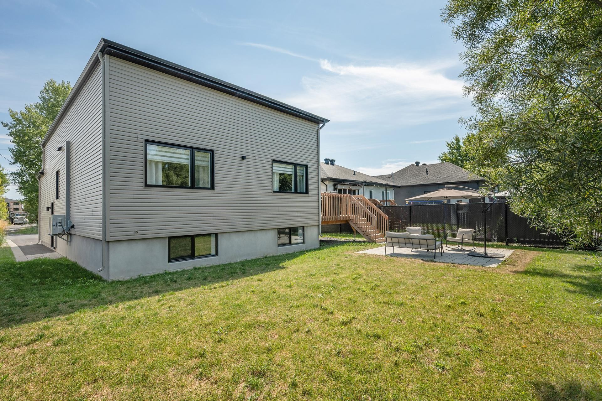 Back of Structure - 94 Rue Paquin, Saint-Jean-Sur-Richelieu, QC - Outdoor