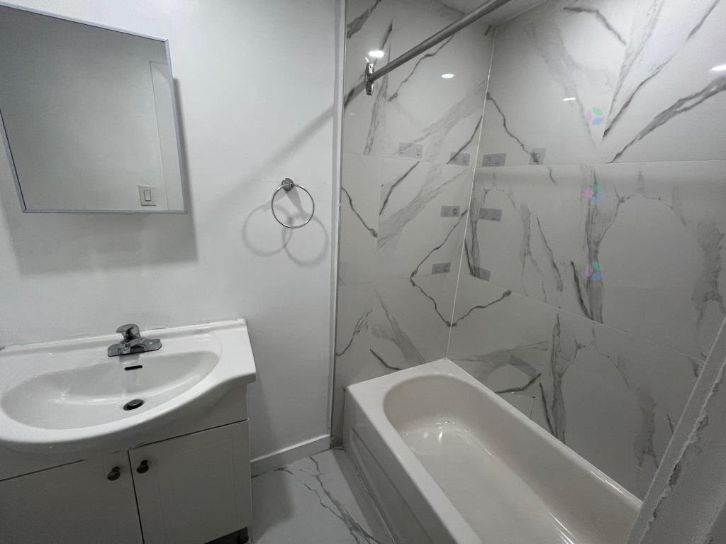 Bathroom - 5965 Rue Hamilton, Montréal (Le Sud-Ouest), QC - Indoor Photo Showing Bathroom