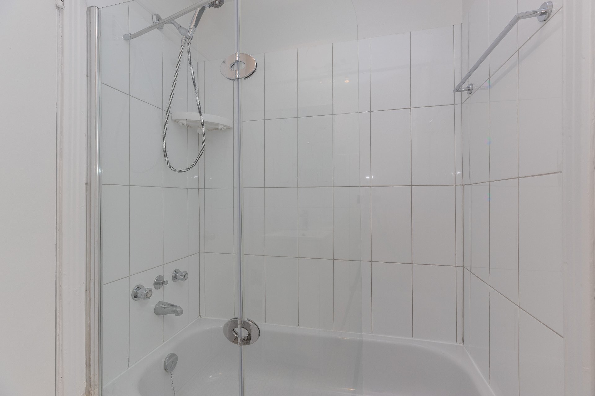 Bathroom - 7088 Rue Des Écores, Montréal (Villeray/Saint-Michel/Parc-Extension), QC - Indoor Photo Showing Bathroom