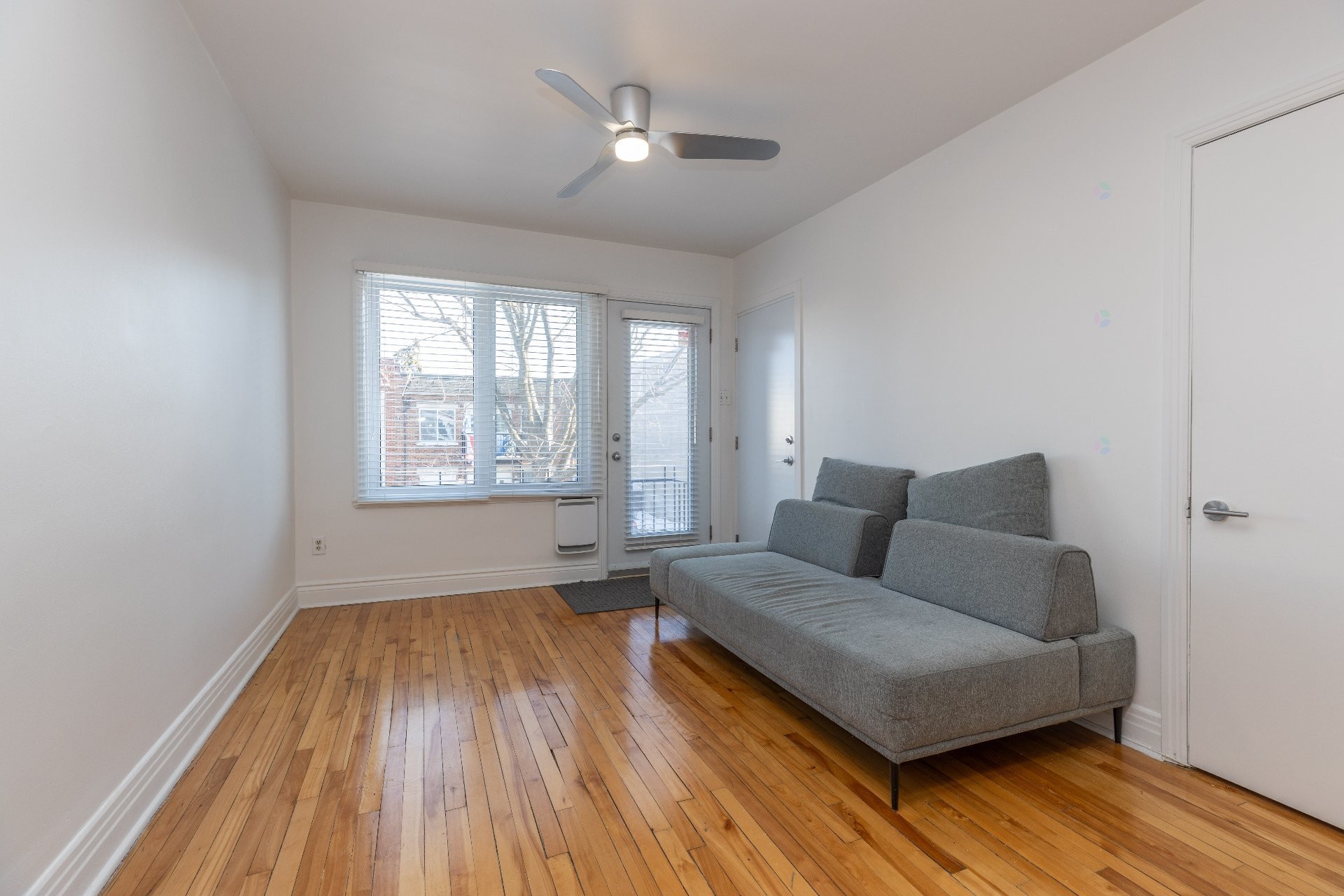 Living Room - 7088 Rue Des Écores, Montréal (Villeray/Saint-Michel/Parc-Extension), QC - Indoor Photo Showing Other Room