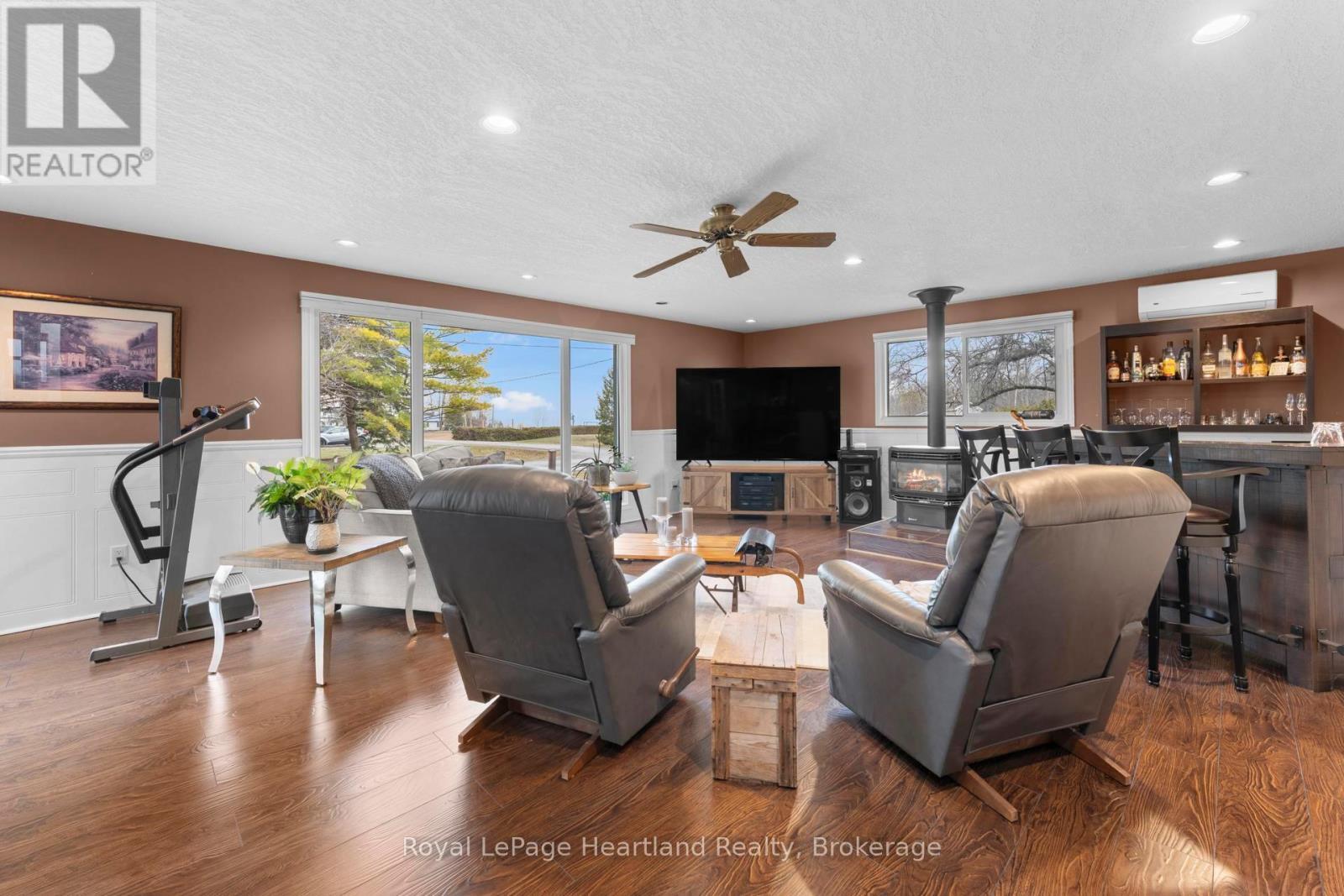 23 Park Road, Goderich (Goderich (Town)), ON - Indoor Photo Showing Living Room With Fireplace