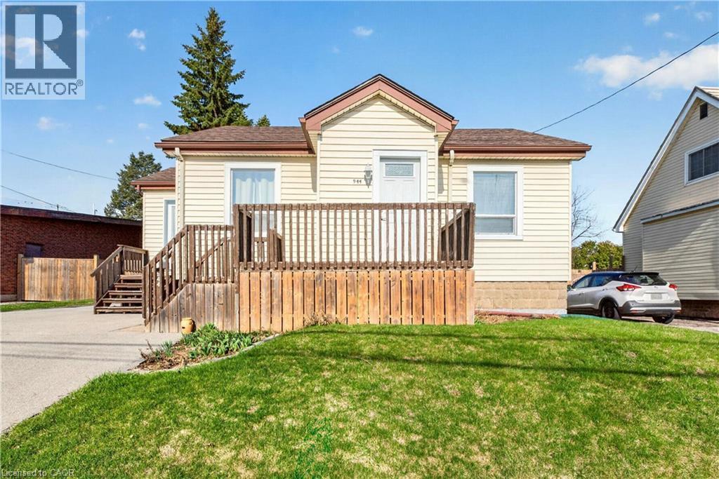 Bungalow-style house featuring a front yard and a deck - 944 Garth Street, Hamilton, ON - Outdoor