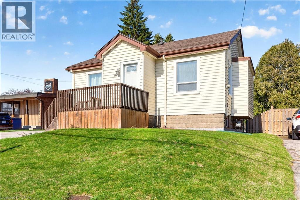 Bungalow-style home with a wooden deck - 944 Garth Street, Hamilton, ON - Outdoor