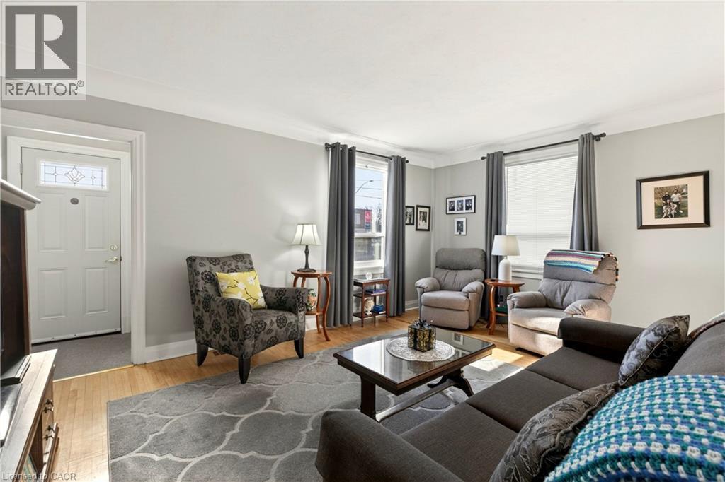 Living area with light wood-style flooring and baseboards - 944 Garth Street, Hamilton, ON - Indoor Photo Showing Living Room