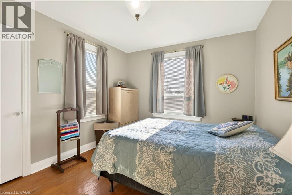 Bedroom with hardwood / wood-style flooring and baseboards - 944 Garth Street, Hamilton, ON - Indoor Photo Showing Bedroom