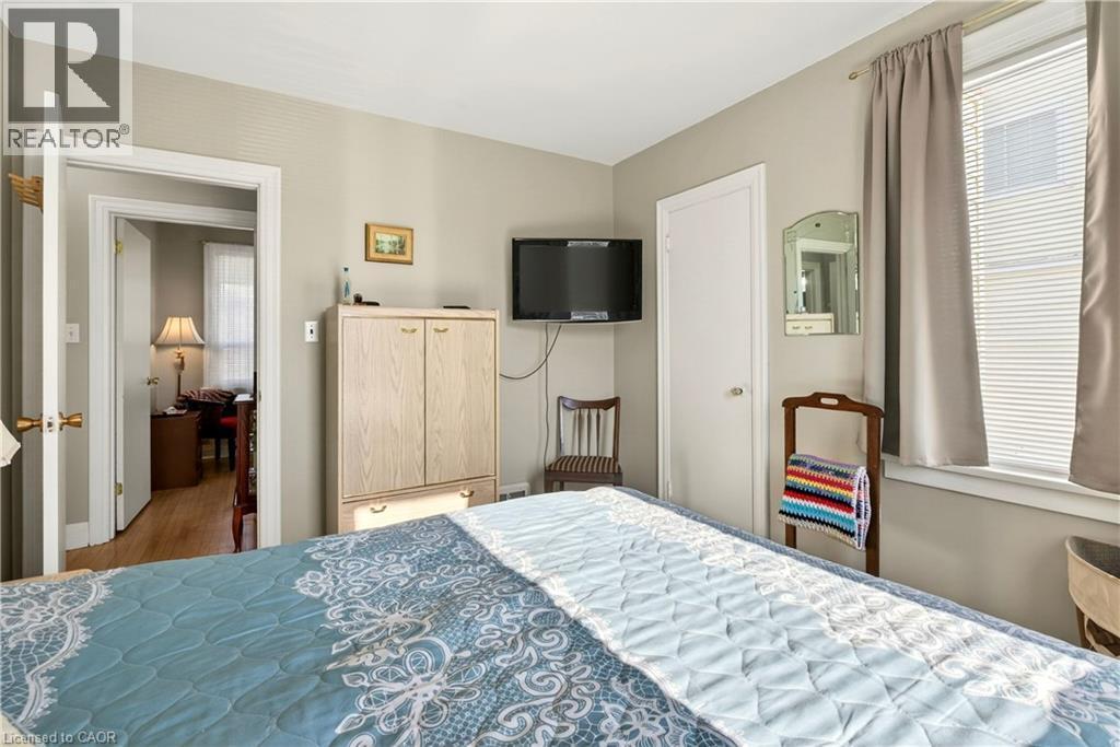 Bedroom with wood finished floors - 944 Garth Street, Hamilton, ON - Indoor Photo Showing Bedroom