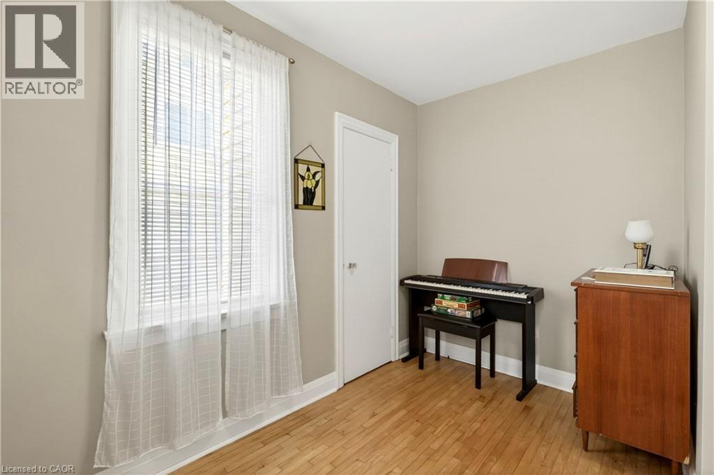 Living area featuring light wood-style floors and baseboards - 944 Garth Street, Hamilton, ON - Indoor