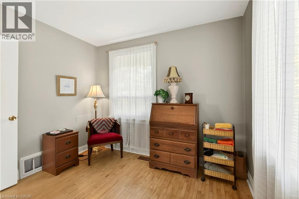 Sitting room featuring light wood-style flooring and baseboards - 944 Garth Street, Hamilton, ON - Indoor Photo Showing Other Room