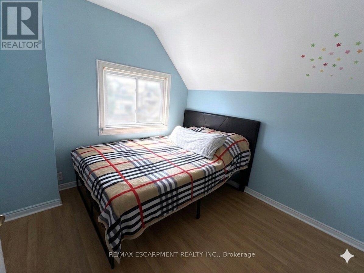 54 Edinburgh Avenue, Hamilton, ON - Indoor Photo Showing Bedroom