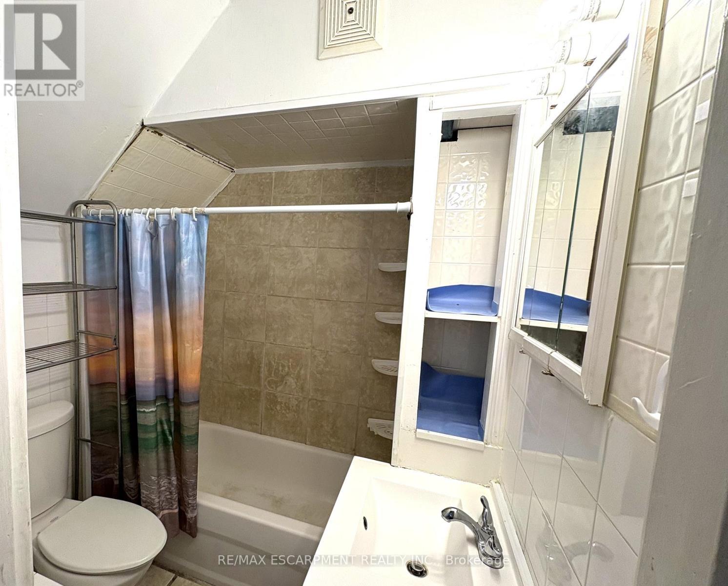 54 Edinburgh Avenue, Hamilton, ON - Indoor Photo Showing Bathroom