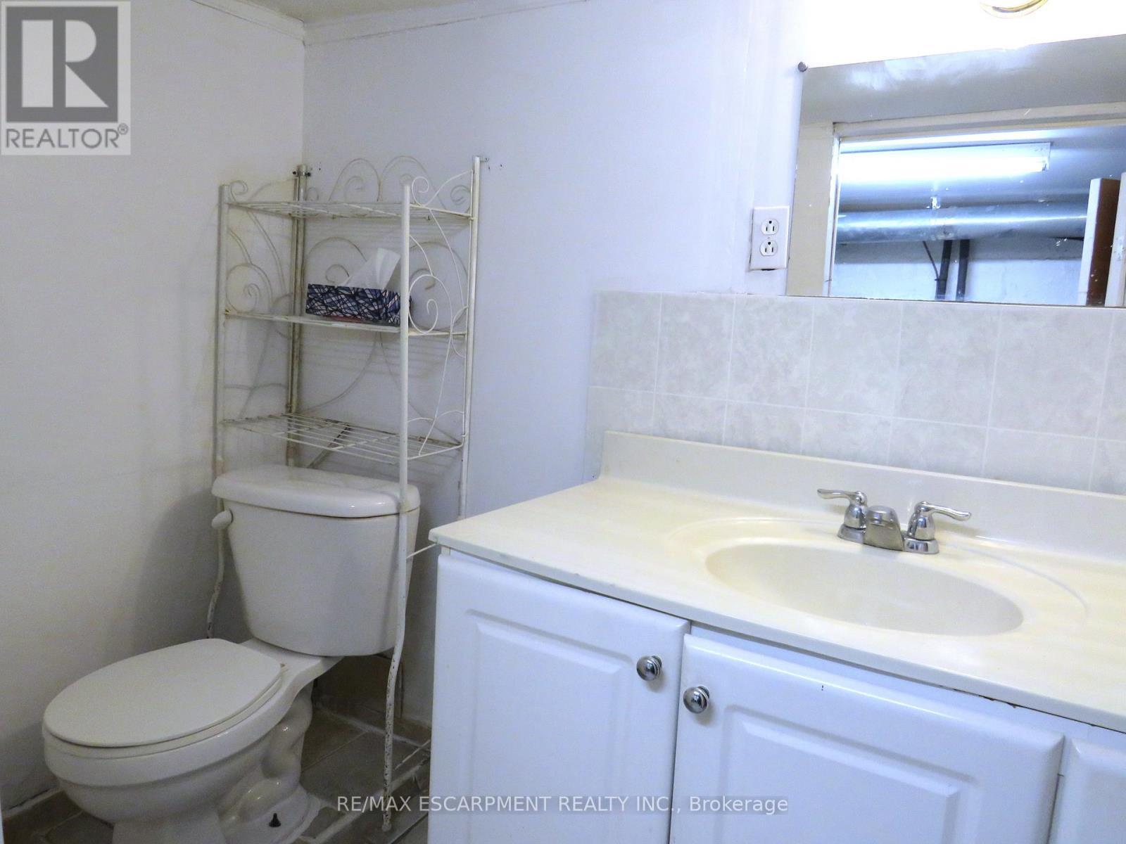 54 Edinburgh Avenue, Hamilton, ON - Indoor Photo Showing Bathroom
