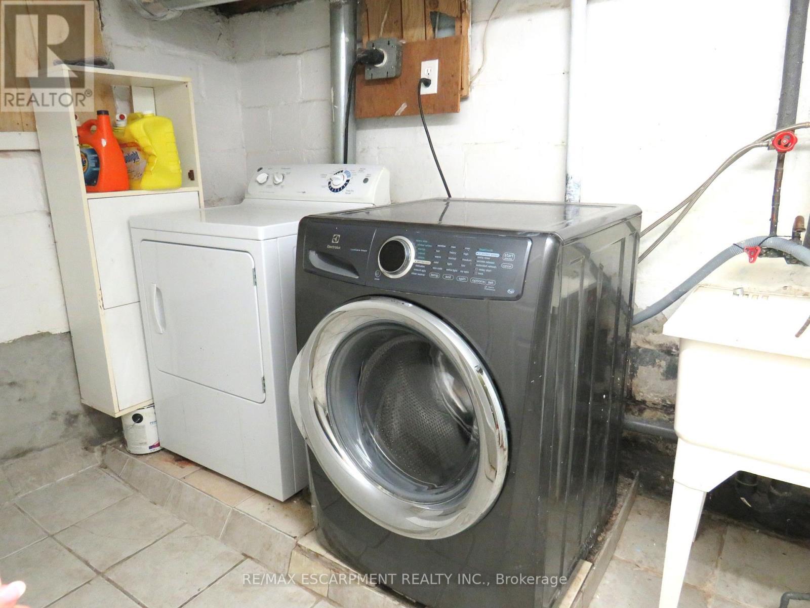 54 Edinburgh Avenue, Hamilton, ON - Indoor Photo Showing Laundry Room