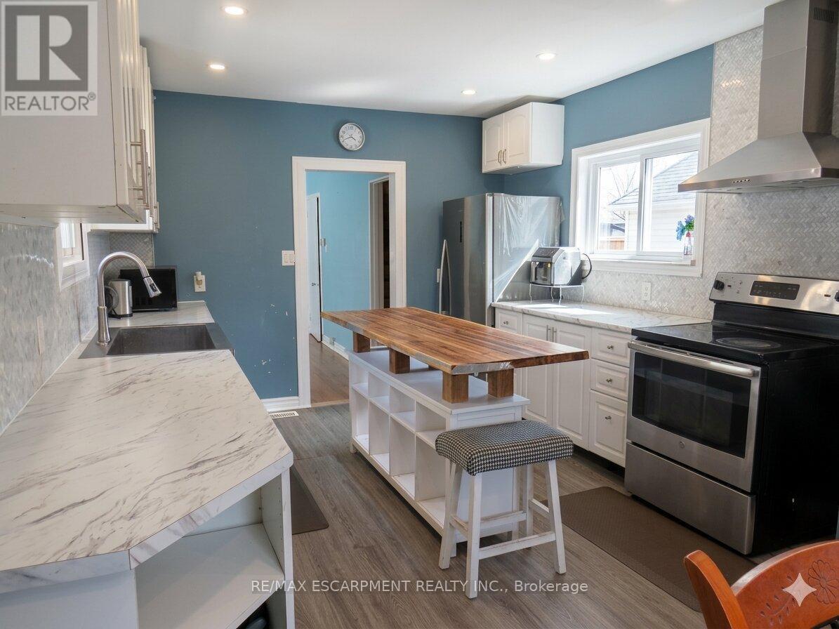 54 Edinburgh Avenue, Hamilton, ON - Indoor Photo Showing Kitchen