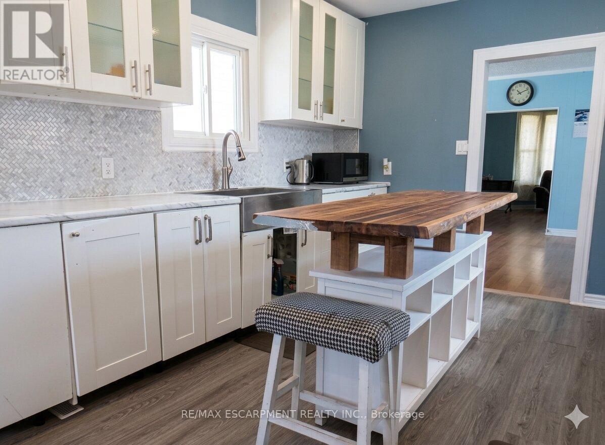54 Edinburgh Avenue, Hamilton, ON - Indoor Photo Showing Kitchen