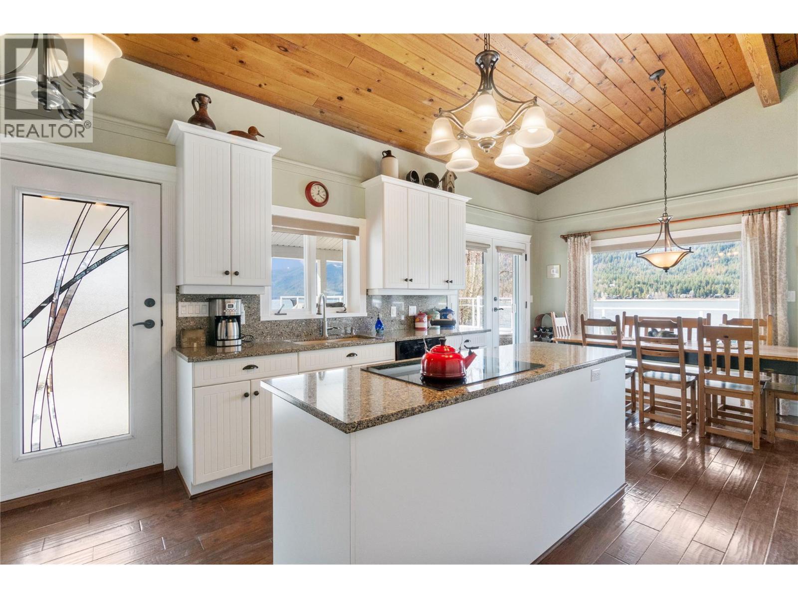 82 Montcalm Crescent, Sicamous, BC - Indoor Photo Showing Kitchen