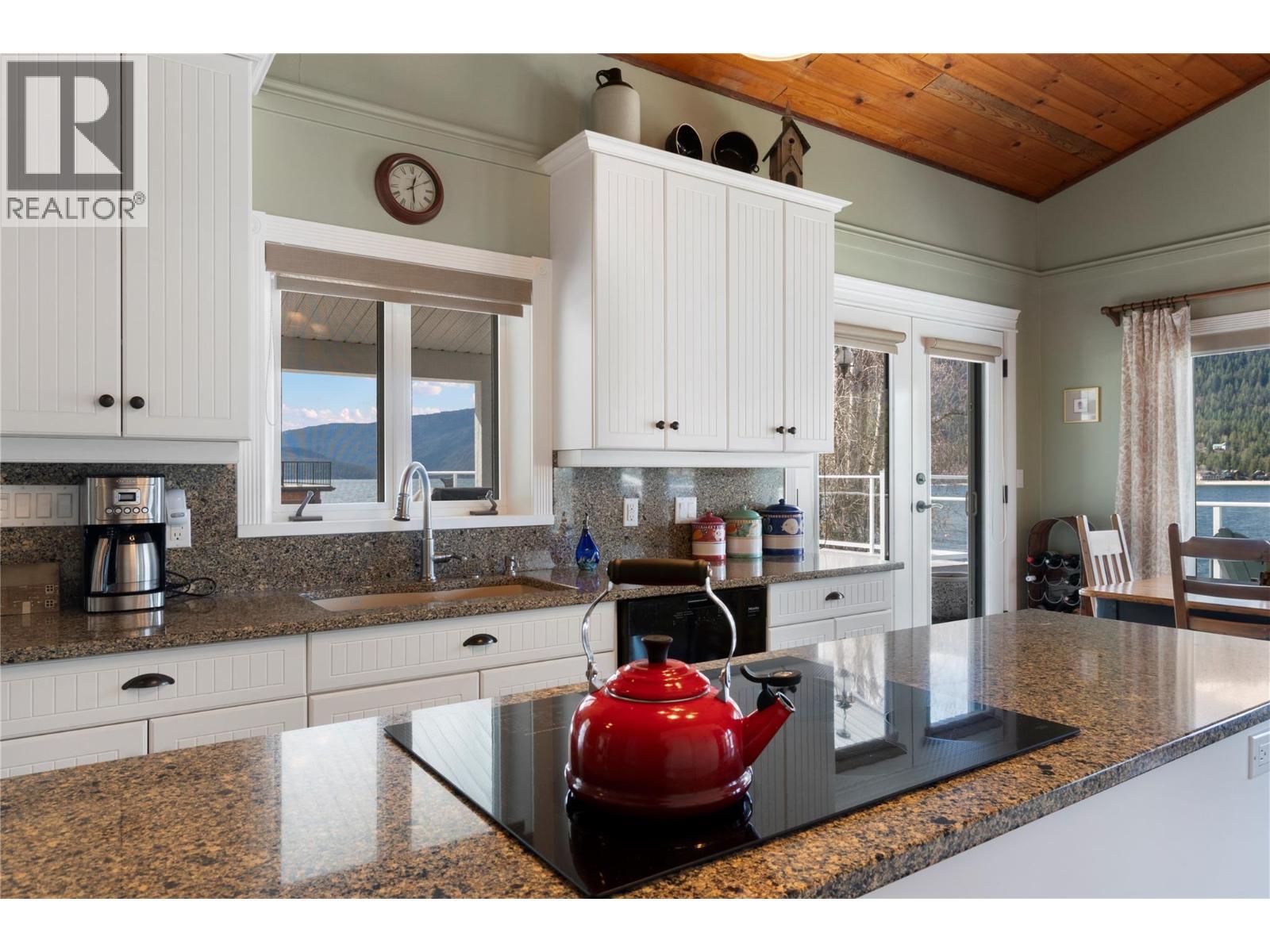 82 Montcalm Crescent, Sicamous, BC - Indoor Photo Showing Kitchen