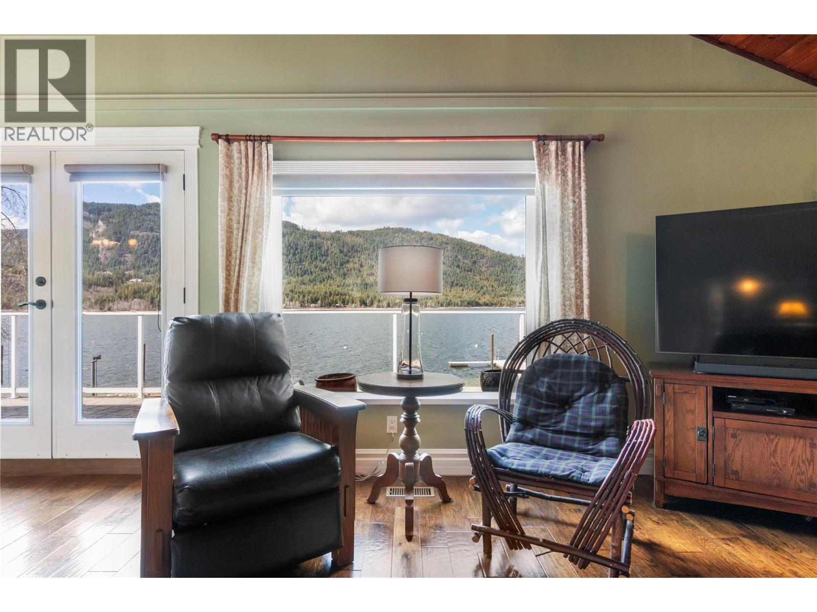 82 Montcalm Crescent, Sicamous, BC - Indoor Photo Showing Living Room